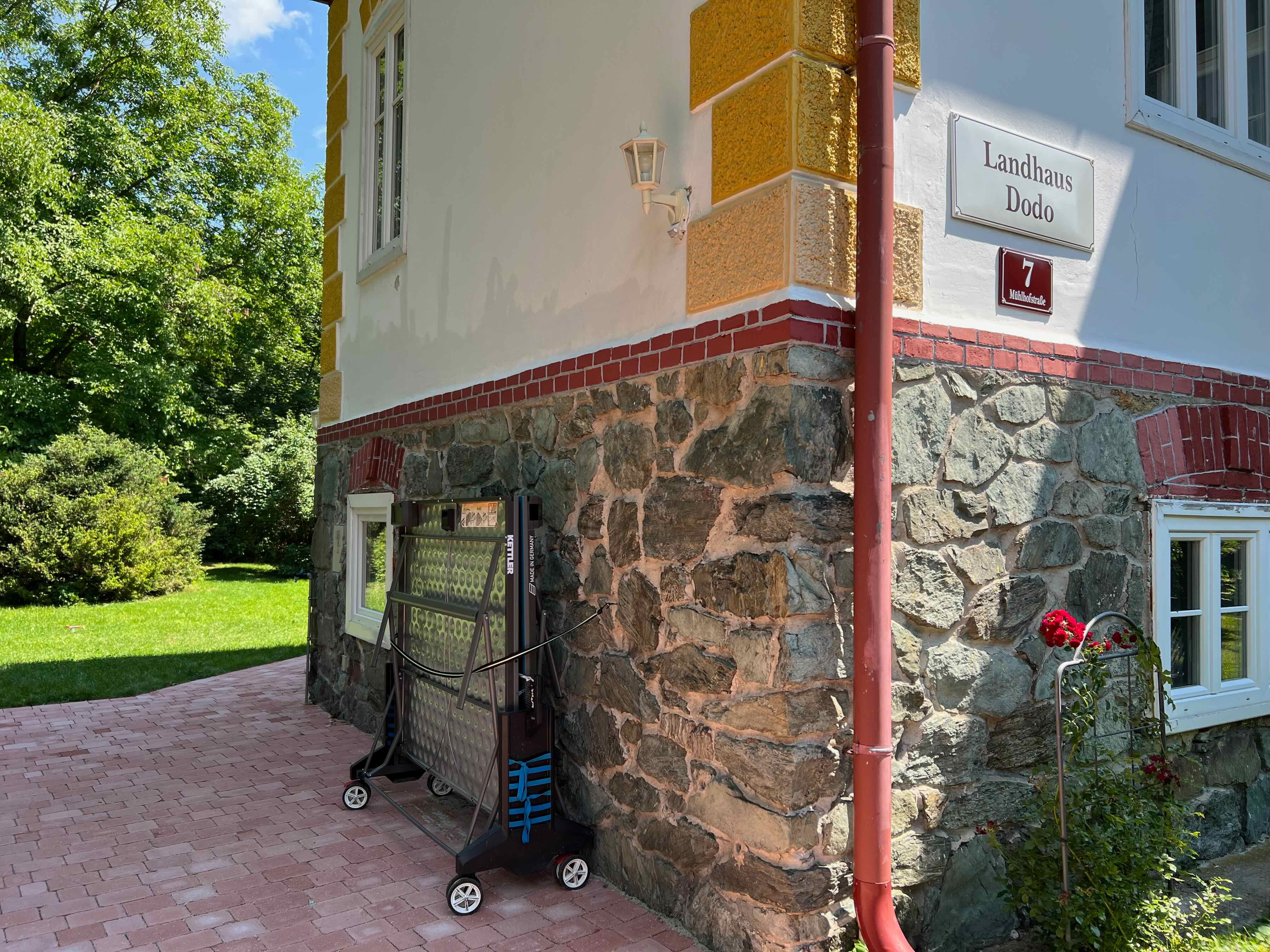 Außenansicht eines Gebäudes mit der Aufschrift 'Landhaus Dodo'.