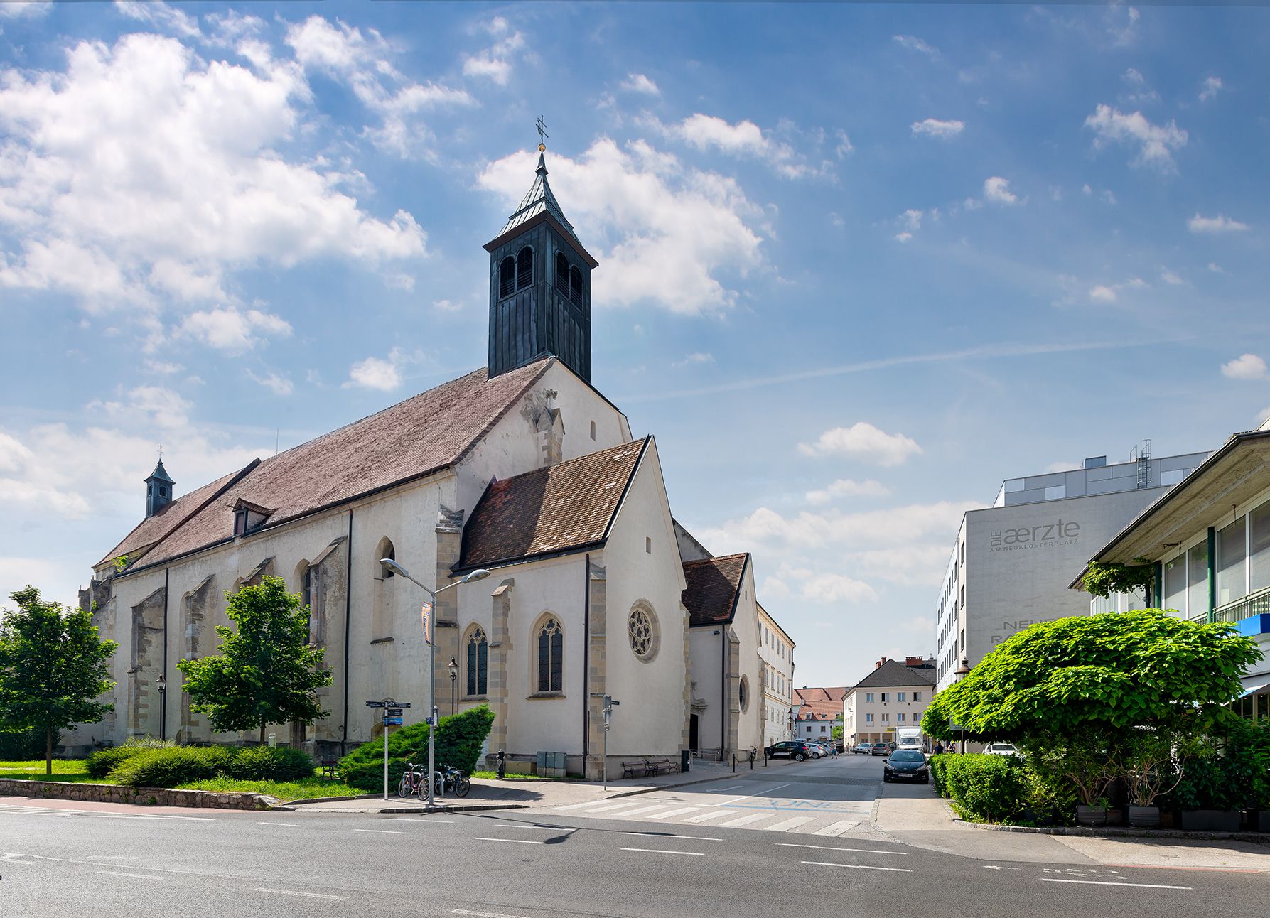 Historische Kirche unter blauen Himmel. 