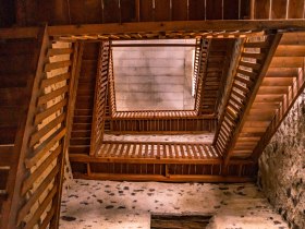 A Kirchschlag-kast&eacute;ly romjainak tűzolt&oacute;torny&aacute;ban l&eacute;vő fal&eacute;pcső aluln&eacute;zetből.