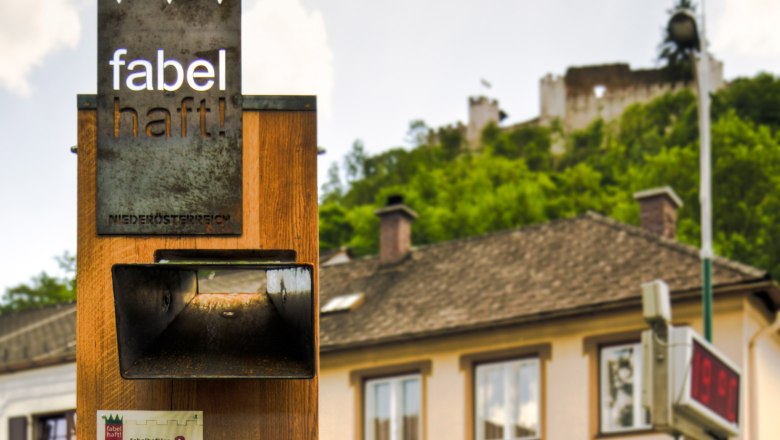 A sign with the inscription 'fabulous!' in front of a castle ruin in Lower Austria.