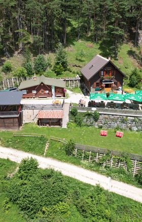 Luftaufnahme von der Pottschacherhütte mit Terrasse und Sonnenschirmen