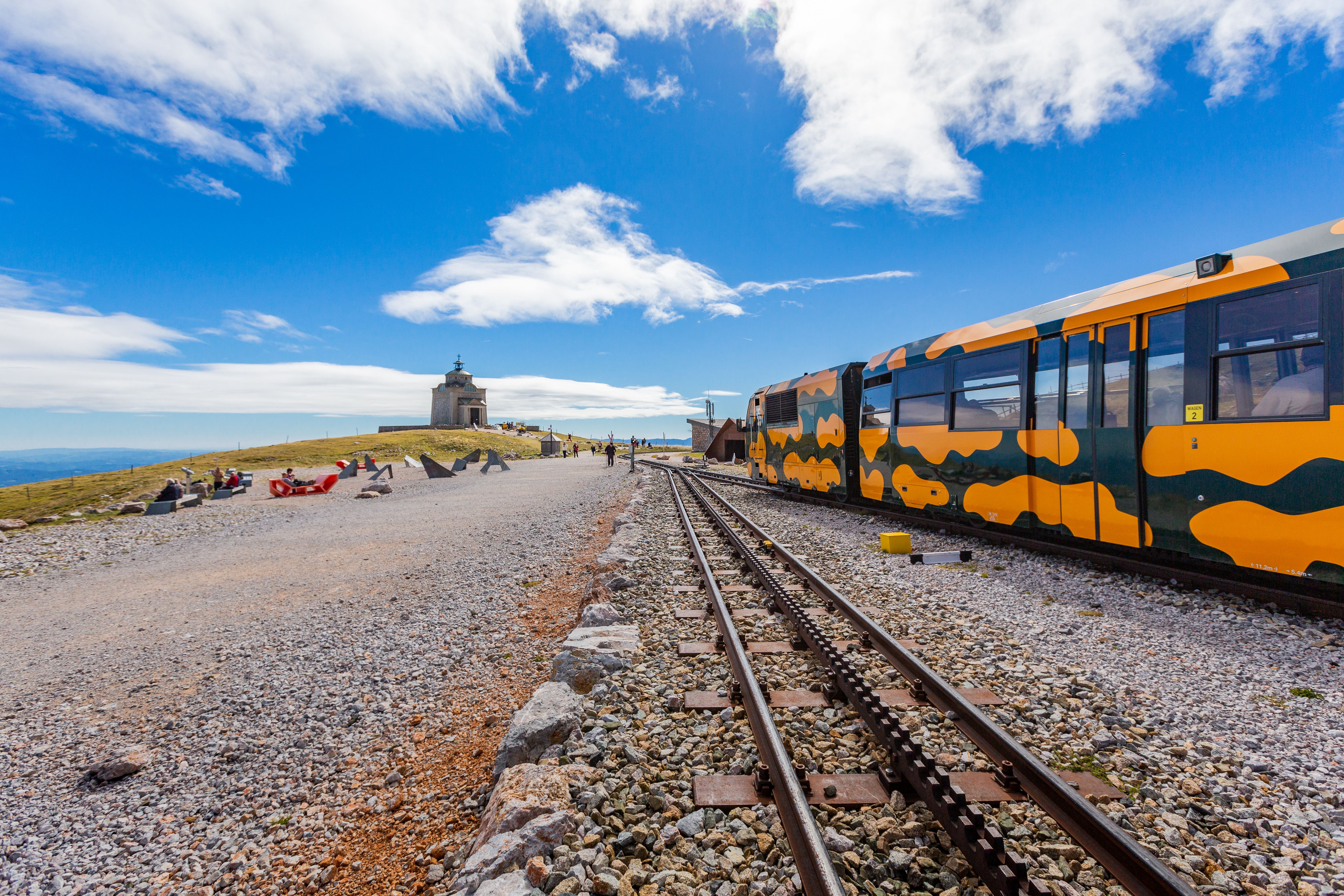 Nahaufnahme einer Schraubenkupplung zwischen zwei Eisenbahnwagen.