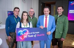 Ein Pressefoto der Veranstaltung 'The Taste of Austria' mit fünf Personen.