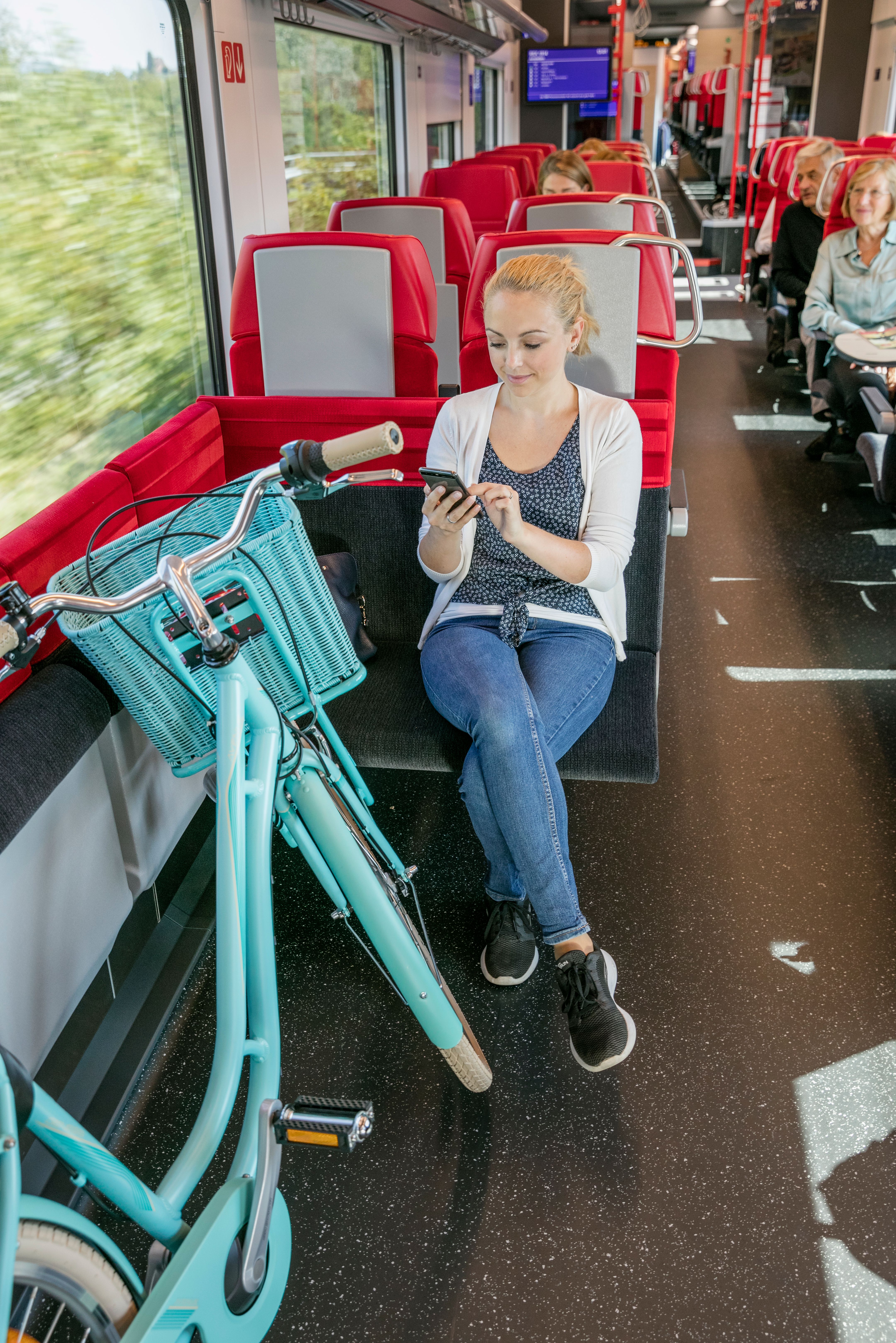 Blick auf das Südbahnhotel Semmering mit der Rax im Hintergrund