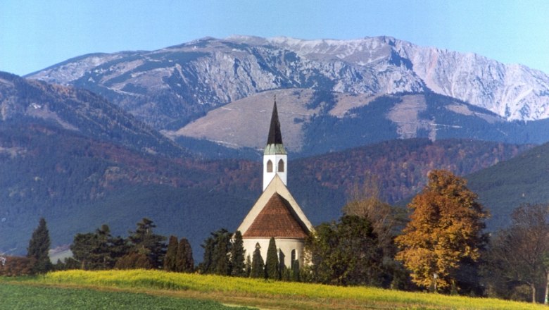 Kirche vor Berglandschaft in Ternitz, Österreich.