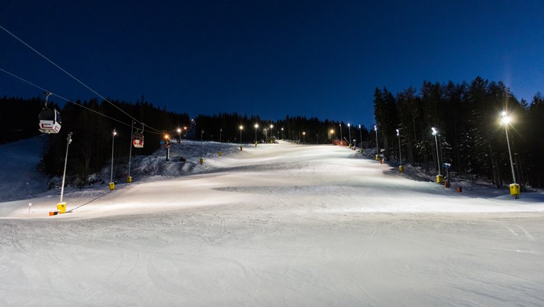 Osvetlená zjazdovka na nočné lyžovanie na horskom sedle Semmering, © Skiregion Ostalpen, Martin Fülöp