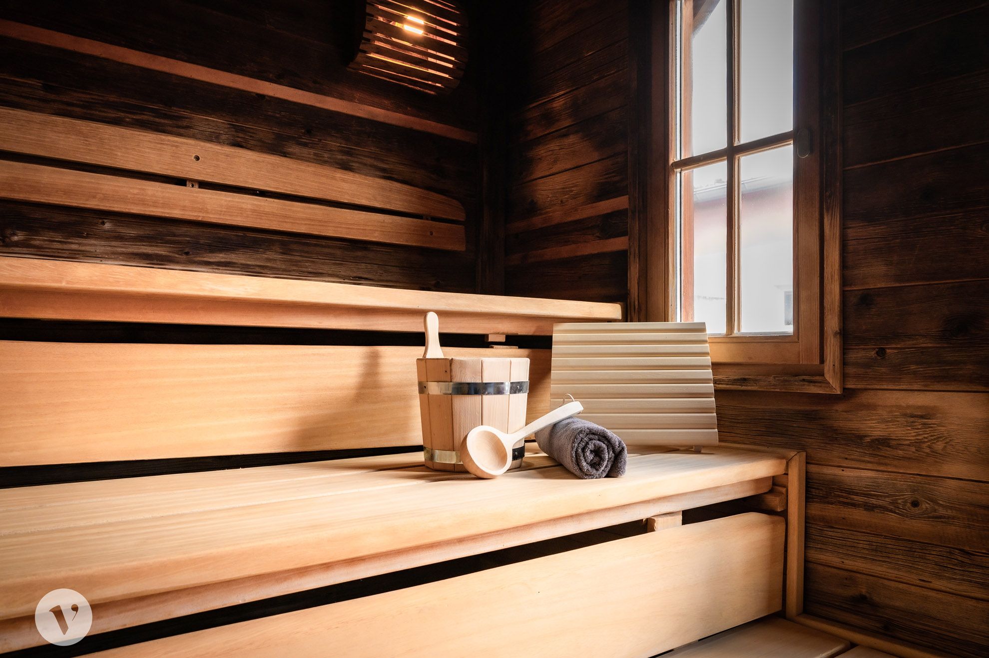 Sauna mit Saunkübel und Handtuch