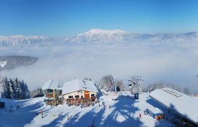 Panoramic view from Hirschenkogel with Liechtensteinhaus, in the background you can see Rax, Schneeberg and Hohe Wand.