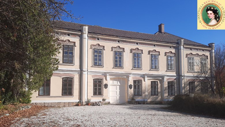 Sisi-Schloss Rudolfsvilla in Reichenau, © Sisi-Schloss Rudolfsvilla Sisi-Schloss Rudolfsvilla in Reichenau, zweistöckiges Gebäude mit hellem Anstrich und dekorativen Fenstern.