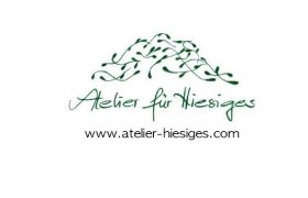 Logo des Ateliers f&uuml;r Hiesiges mit gr&uuml;nen Bl&auml;ttern und Schriftzug.