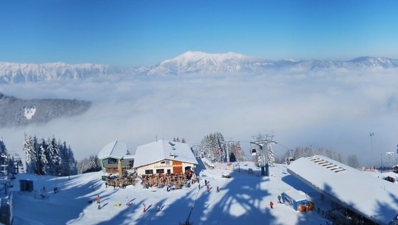 Panoramaausblick vom Hirschenkogel mit Liechtensteinhaus, im Hintergrund ist Rax, Schneeberg und Hohe Wand zu sehen.