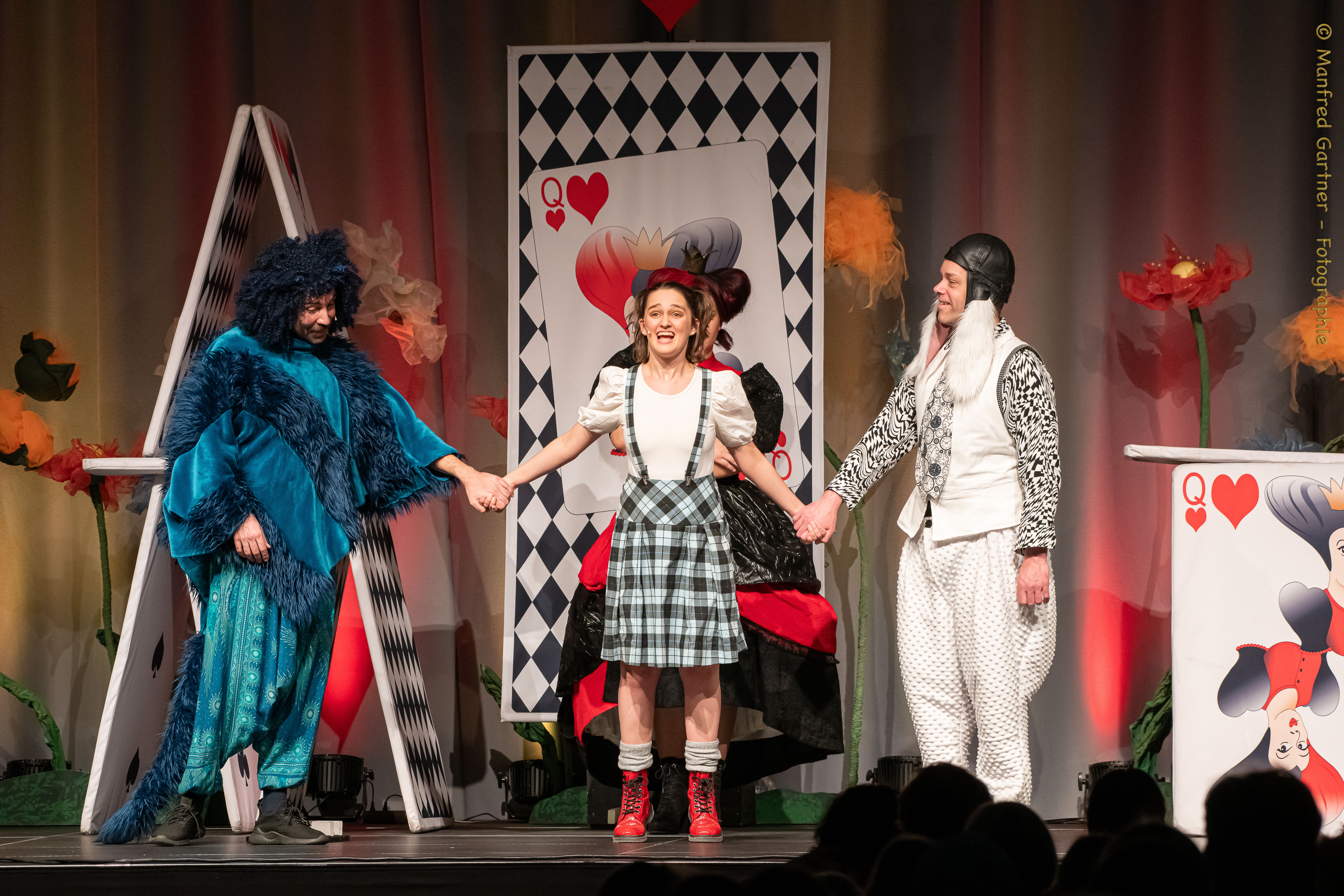 Verkleidete Menschen treten auf einer Bühne auf. 