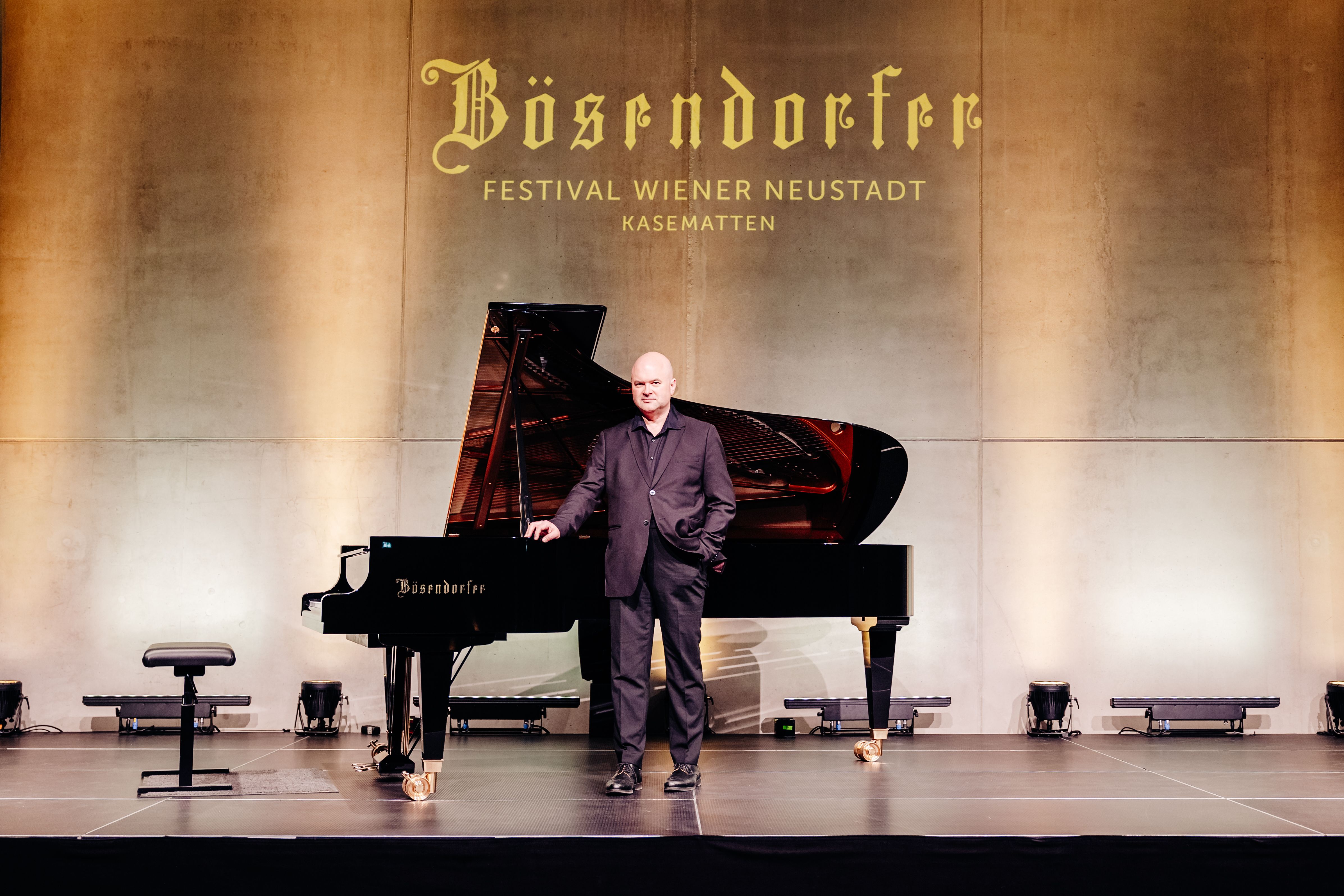 Bösendorfer Flügel auf der Bühne der Kasematten mit Intendant Florian Krumpöck