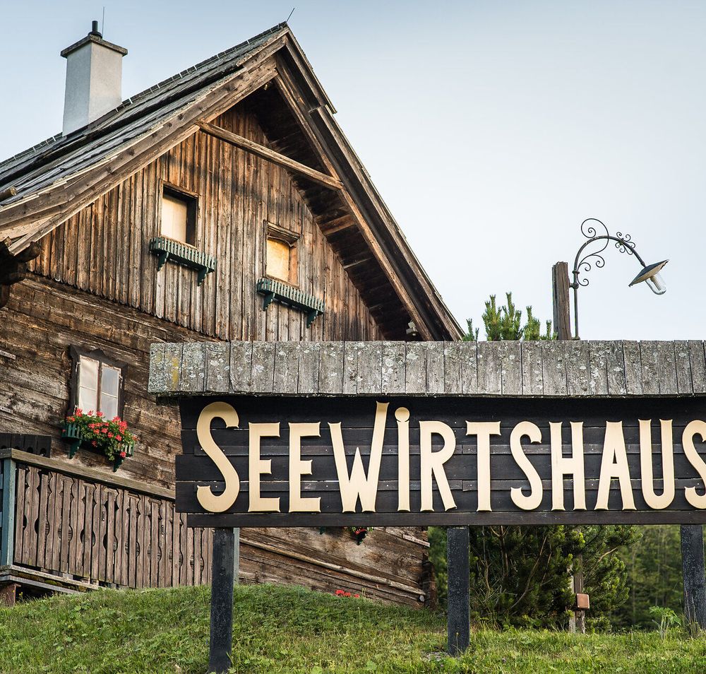Umgeben von majestätischen Bergen und üppigen Wäldern, lädt das Seewirtshaus zu einer wohlverdienten Pause ein. Hier genießen Besucher die frische Bergluft und die atemberaubenden Ausblicke auf die Wiener Alpen, während sie regionale Köstlichkeiten probieren.