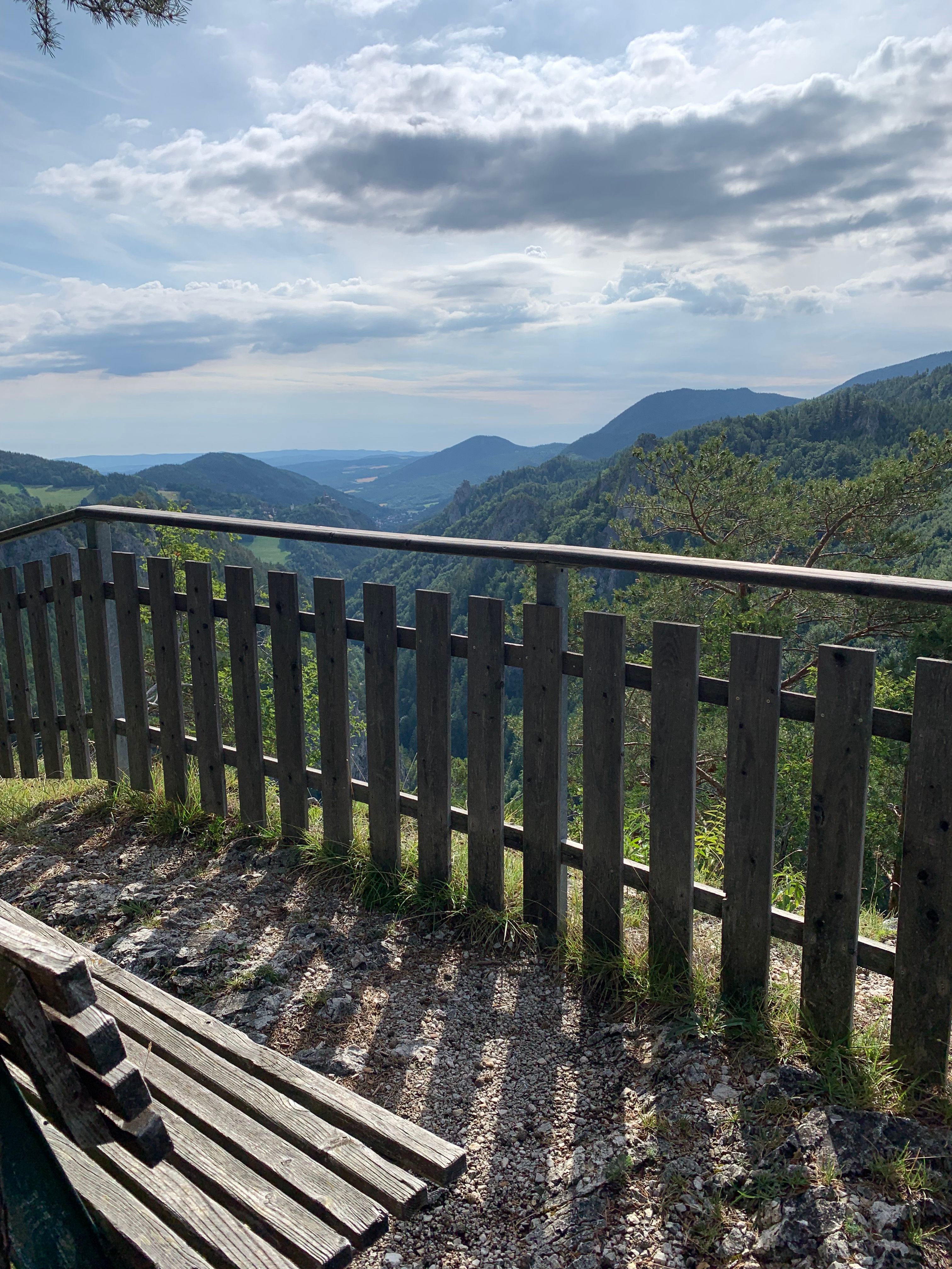 Aussichtspunkt Richtung Semmering auf bewaldete Hügel und Holzbank mit Zaun