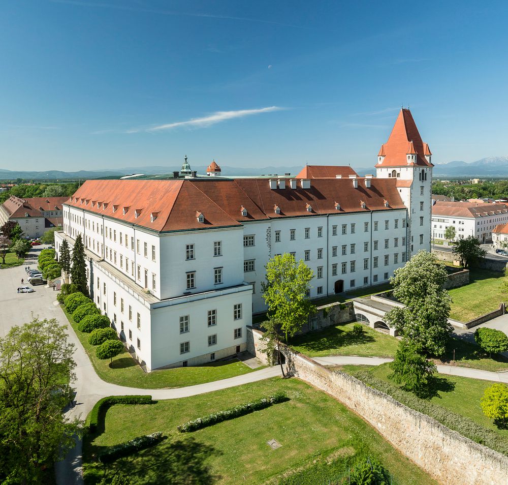 Drohnenaufnahme von der Theresianische Militärakademie in Wiener Neustadt.