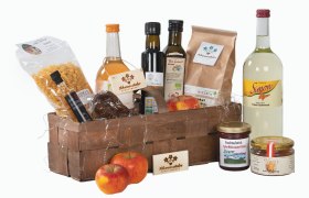 A gift basket with regional products such as oil, pasta, juice and honey.