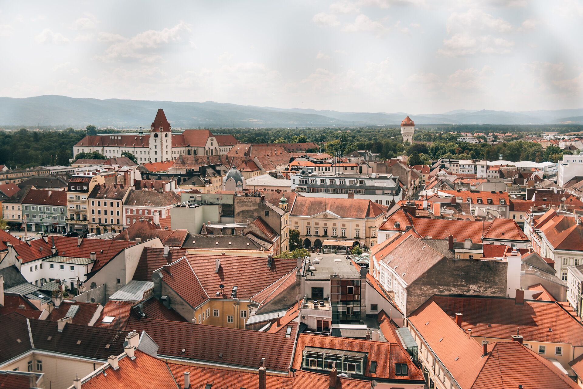 Die charmante Altstadt mit ihren roten Dächern und historischen Gebäuden strahlt eine einladende Atmosphäre aus. Hier, wo Geschichte und Natur aufeinandertreffen, können Besucher die Schönheit des Sommers in vollen Zügen genießen.