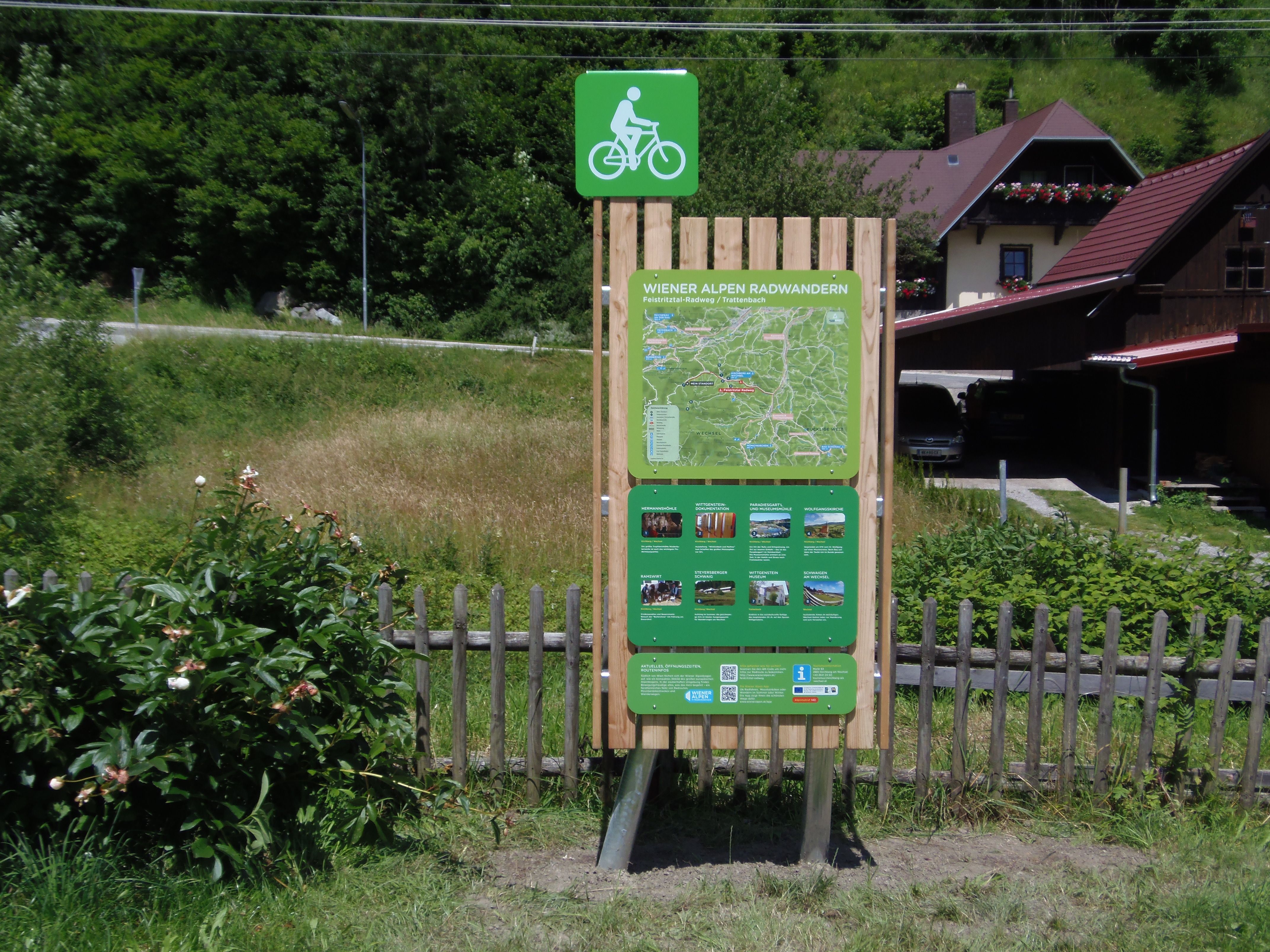 Informationstafel für Radfahrer in Trattenbach mit Karte und Infos zu Radwanderwegen.