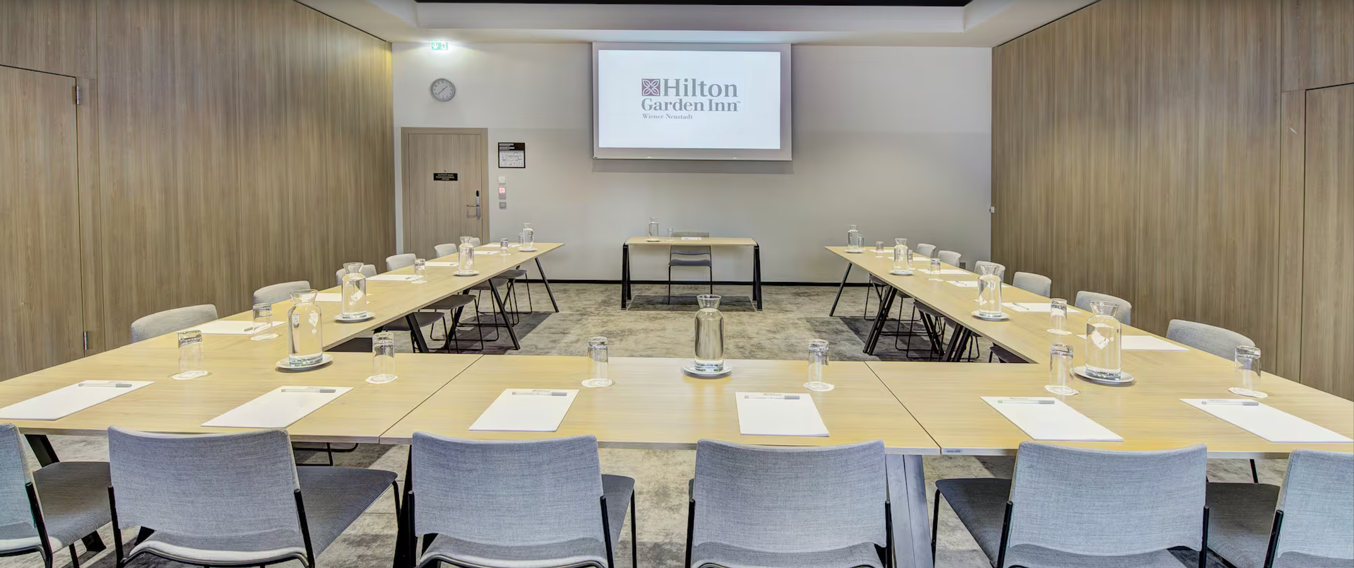 U-Bestuhlung im großen Meetingraum mit Leinwand