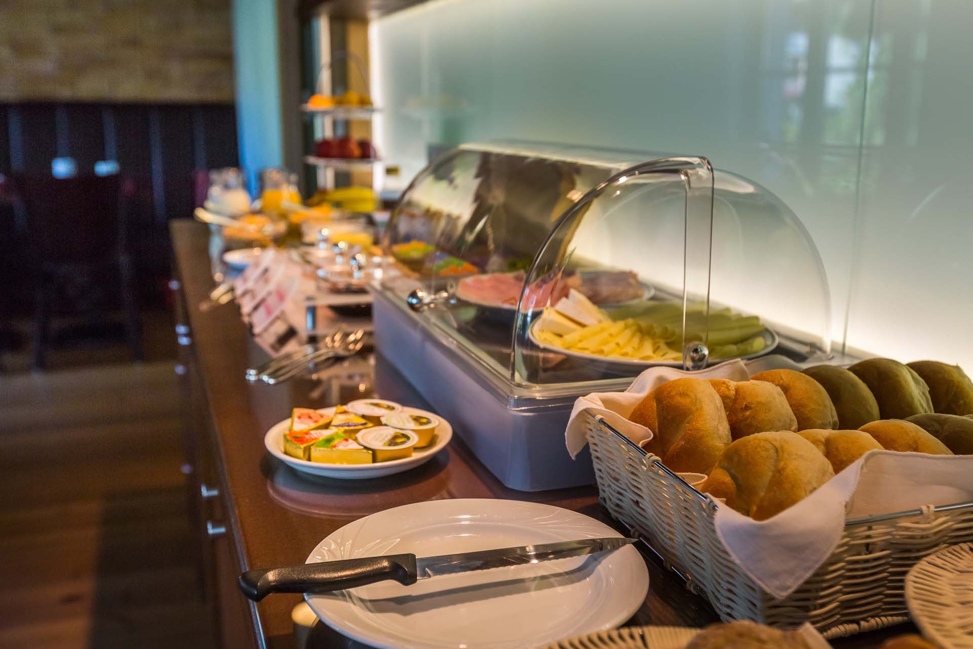 Ein reichhaltiges Frühstücksbuffet mit Brötchen, Aufschnitt und Käse.