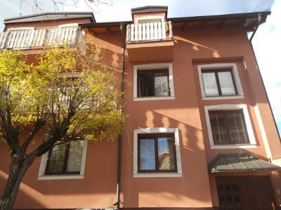 Außenansicht, © Privatzimmer Jana Emmerova Außenansicht eines dreistöckigen Hauses mit orangefarbener Fassade und weißen Fensterrahmen.