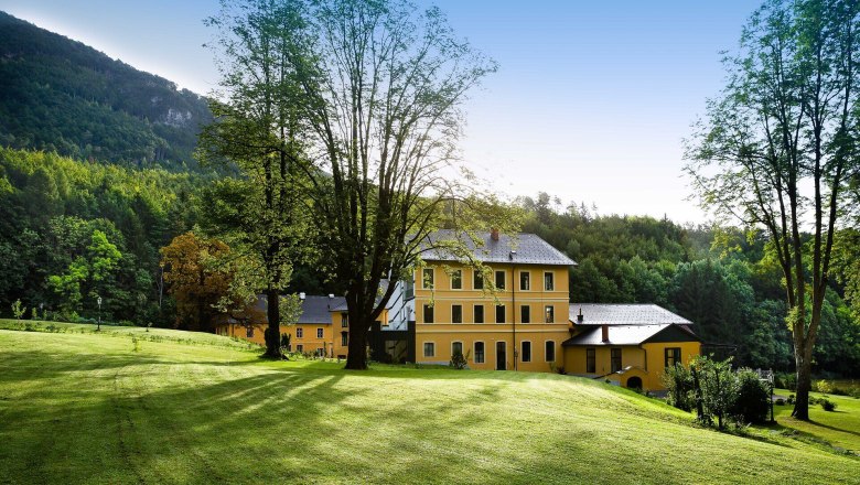Umgeben von sanften H&uuml;geln und majest&auml;tischen B&auml;umen, strahlt der Garten des Thalhofs eine friedliche Atmosph&auml;re aus. Die sanften Lichtstrahlen, die durch das Bl&auml;tterdach fallen, laden dazu ein, die Seele baumeln zu lassen und die Sch&ouml;nheit der Natur zu genie&szlig;en.