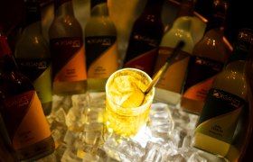 Apfel-Zimt Getränk in Mitten von Red Bull Organic Flaschen