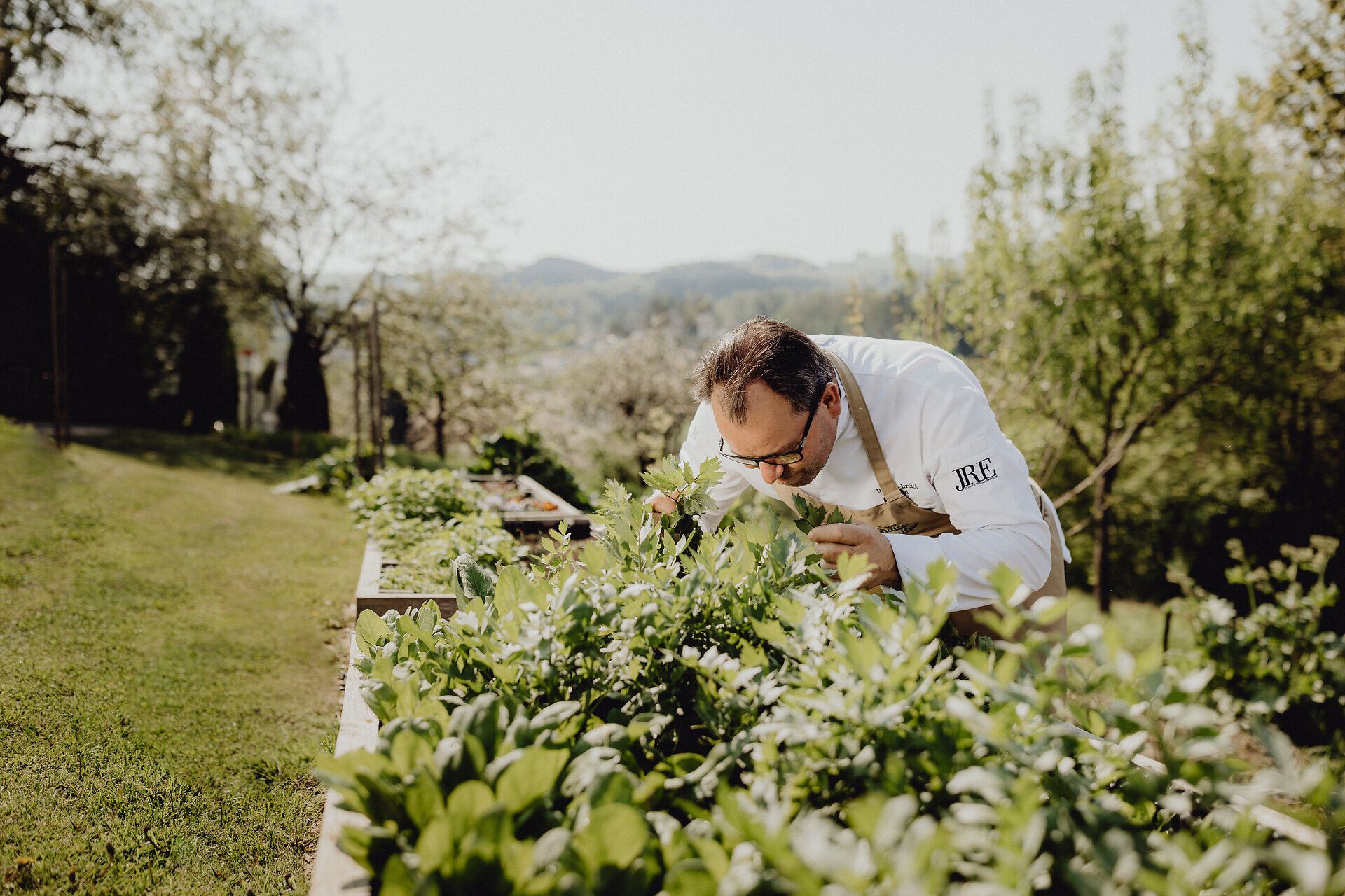 Inmitten der üppigen grünen Pflanzenwelt wird mit Hingabe und Leidenschaft gearbeitet. Der Duft frischer Kräuter erfüllt die Luft und verspricht kulinarische Genüsse, die aus der Region stammen. Hier, wo Natur und Gastronomie harmonisch verschmelzen, entsteht ein einzigartiges Erlebnis für alle Sinne.