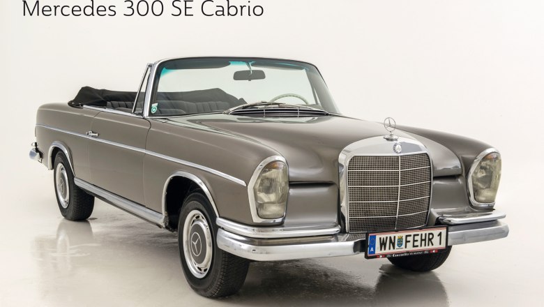 Ein graues Mercedes 300 SE Cabrio mit offenem Verdeck auf wei&szlig;em Hintergrund.