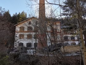 Vorbei am Fabriksgeb&auml;ude, &copy; Wiener Alpen in Nieder&ouml;sterreich - Wechsel