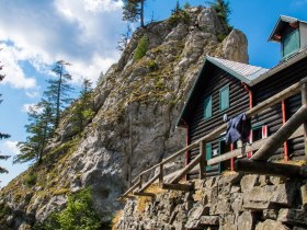 Die Kienthalerhütte des ÖTK, malerisch gelegen am Fuß des Turmsteins, © ÖTK