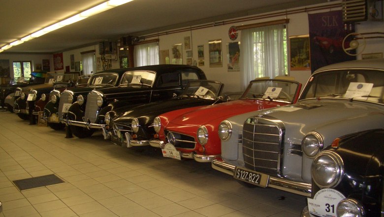Reihe von Oldtimern in einem Museum.