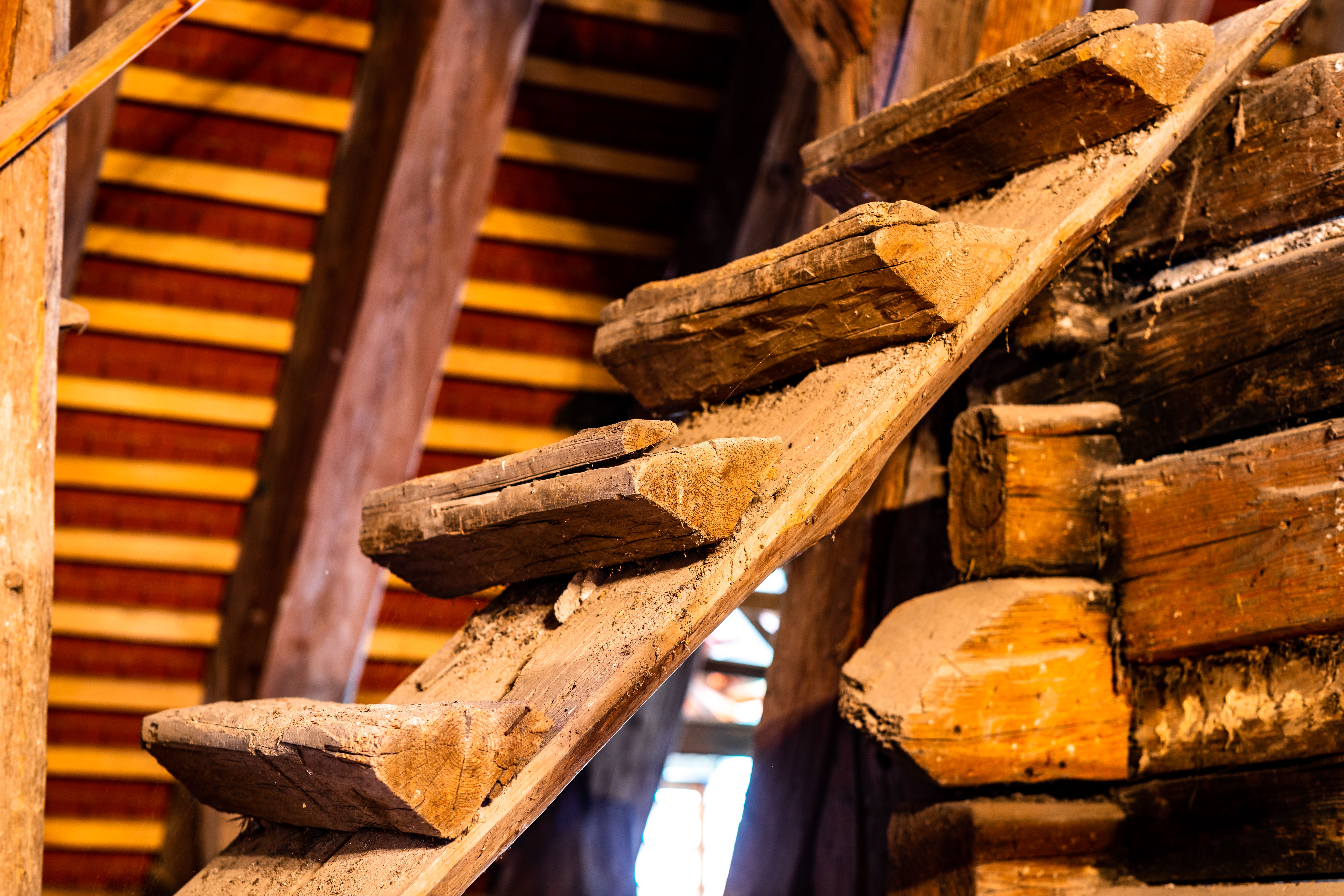 Detailaufnahme von abgenutzten Holzstiegen am Dachgeschoss der Wehrkirche Edlitz