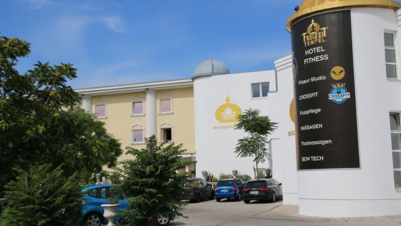 Au&szlig;enansicht eines Geb&auml;udes mit der Aufschrift 'Freizeittempel'.