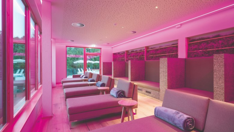 Raum mit Liegen f&uuml;r zwei Personen in rosa ausgeleuchtet