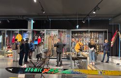 Teilnehmer der Studienreise besuchen das Wintersportmuseum Mürzzuschlag und besichtigen Schiausrüstungen aus unterschiedlichen Jahrzehnten.