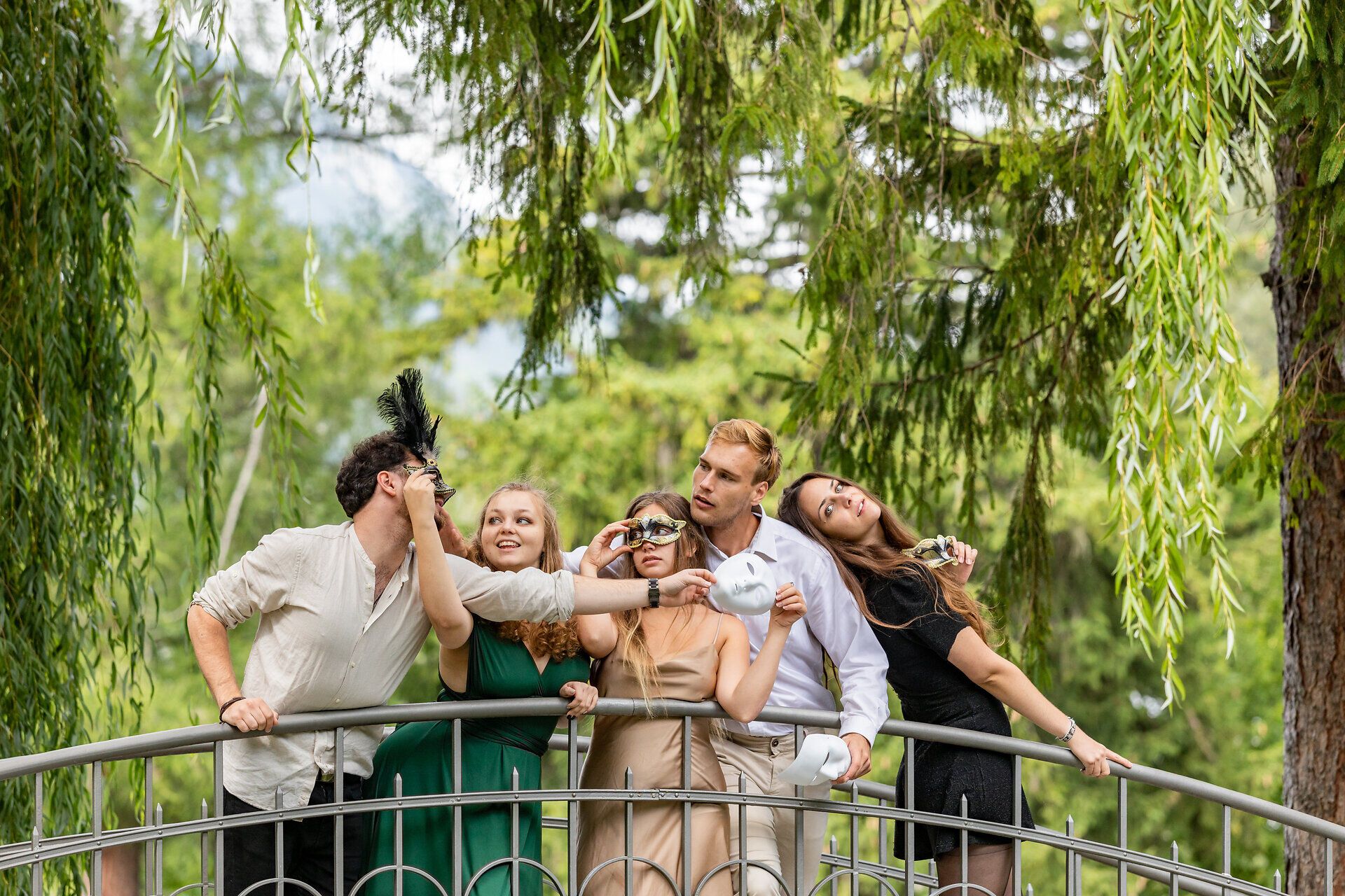 Eine Schauspielgruppe posiert mit Klavier und Masken vor der Kulisse der Rax.