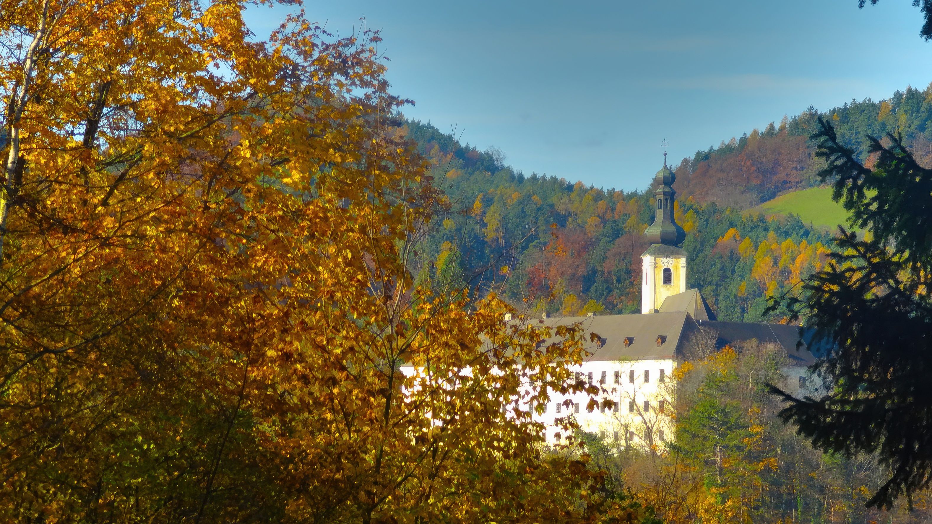 Schloss Gloggnitz vor herbstlichen Bäumen