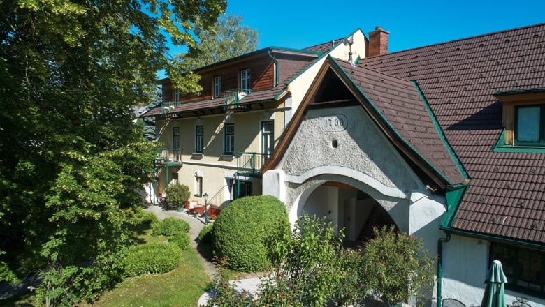 Landhaus Puchbergerhof, © Landhaus Puchbergerhof by smc Landhaus Puchbergerhof mit Garten und Bäumen im Vordergrund.