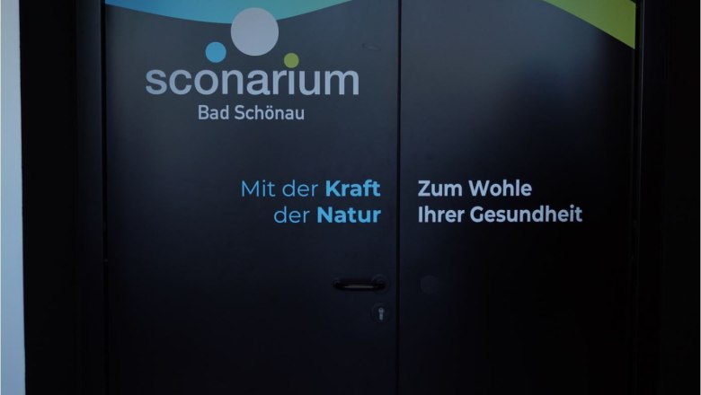 Tür mit dem Logo von Sconarium Bad Schönau und dem Slogan 'Mit der Kraft der Natur, Zum Wohle Ihrer Gesundheit'.