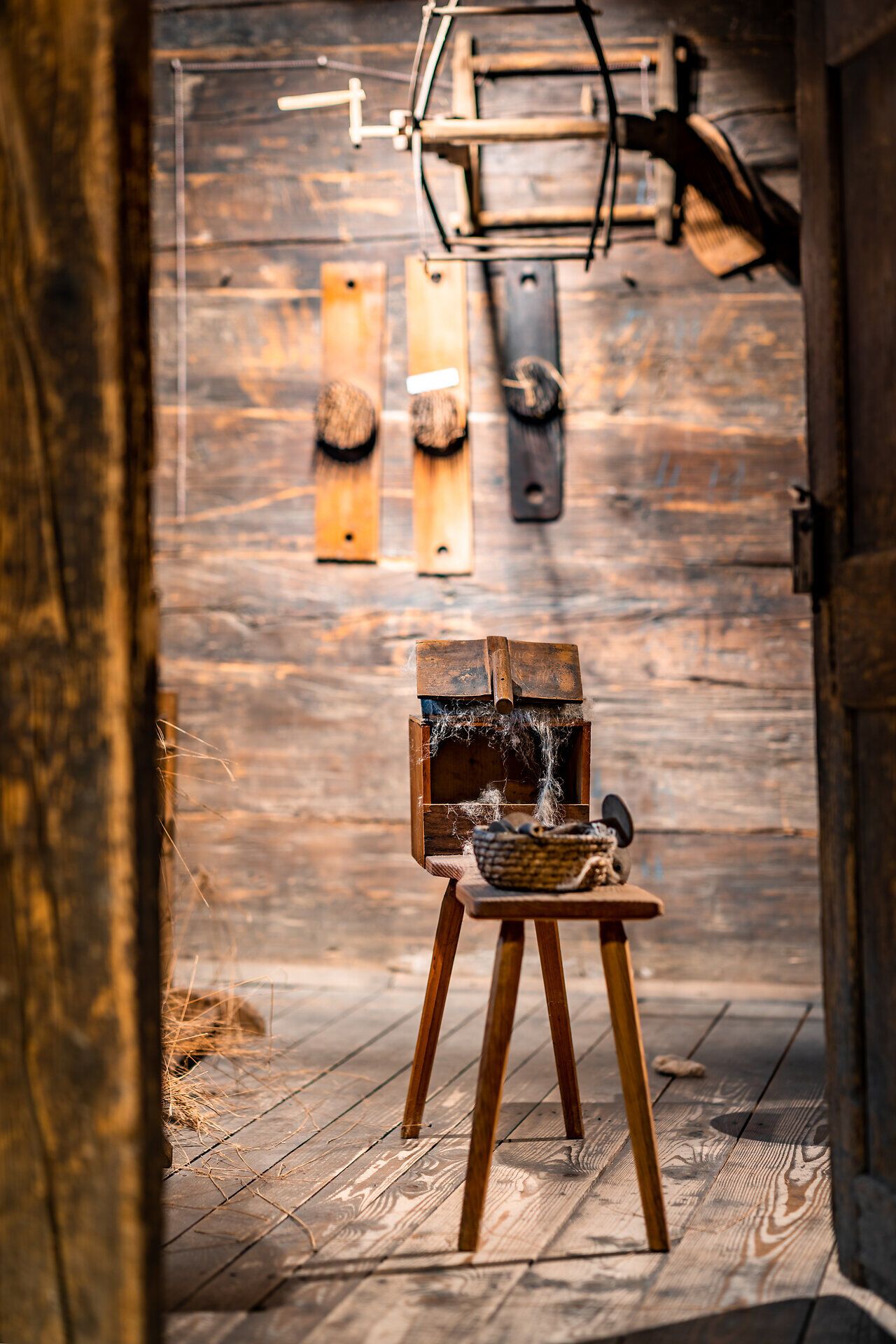 Ein Holzgerät zur Stoffverarbeitung steht in einer alten Werkstatt im Museumsdorf Krumbach