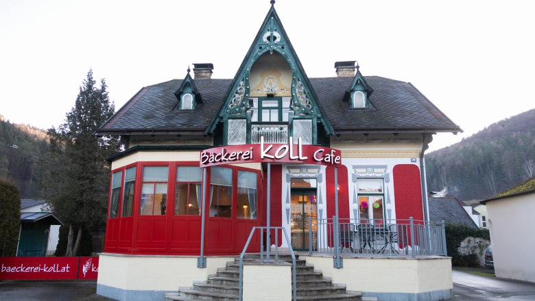 Bakery Koll Caf&eacute; in a historic building with a red fa&ccedil;ade and decorative gable.