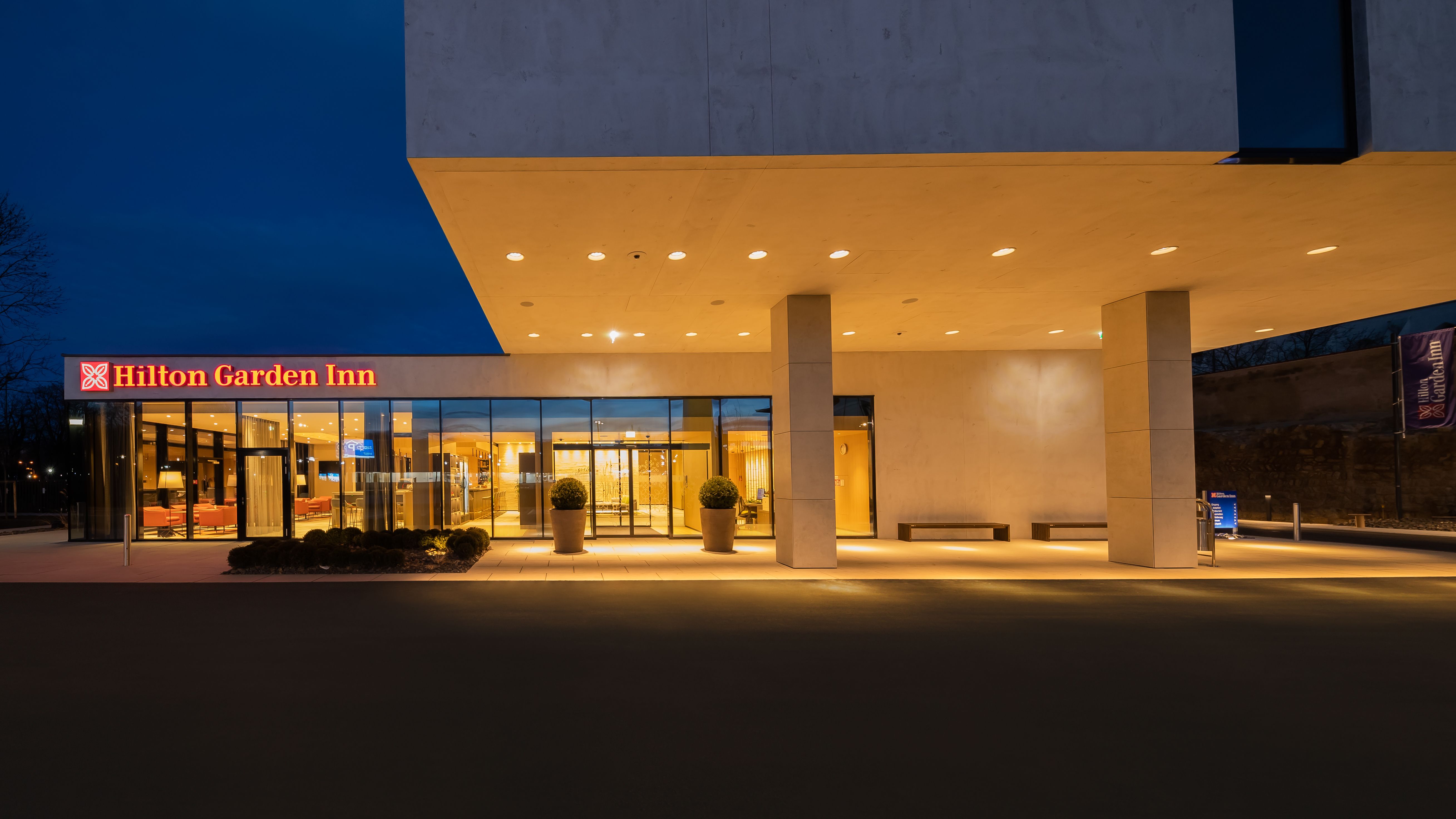 Der moderne Eingang mit Verglasung des Hotels bei Nacht