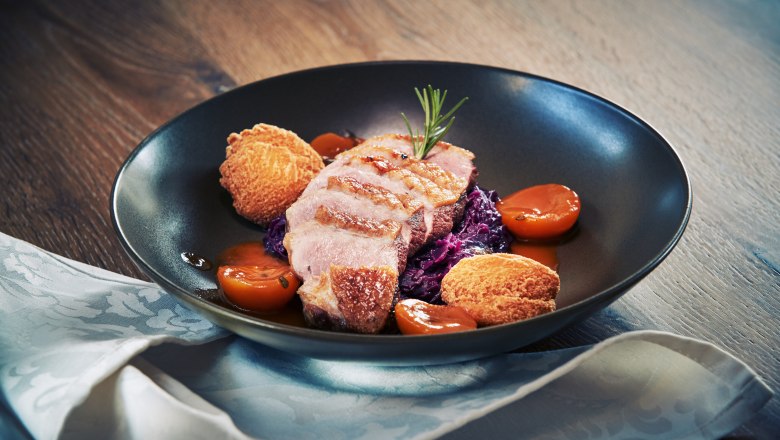 Pink duck breast on pear red cabbage with potato dumplings & sage apricots, © Niederösterreich Werbung/Andreas Hofer