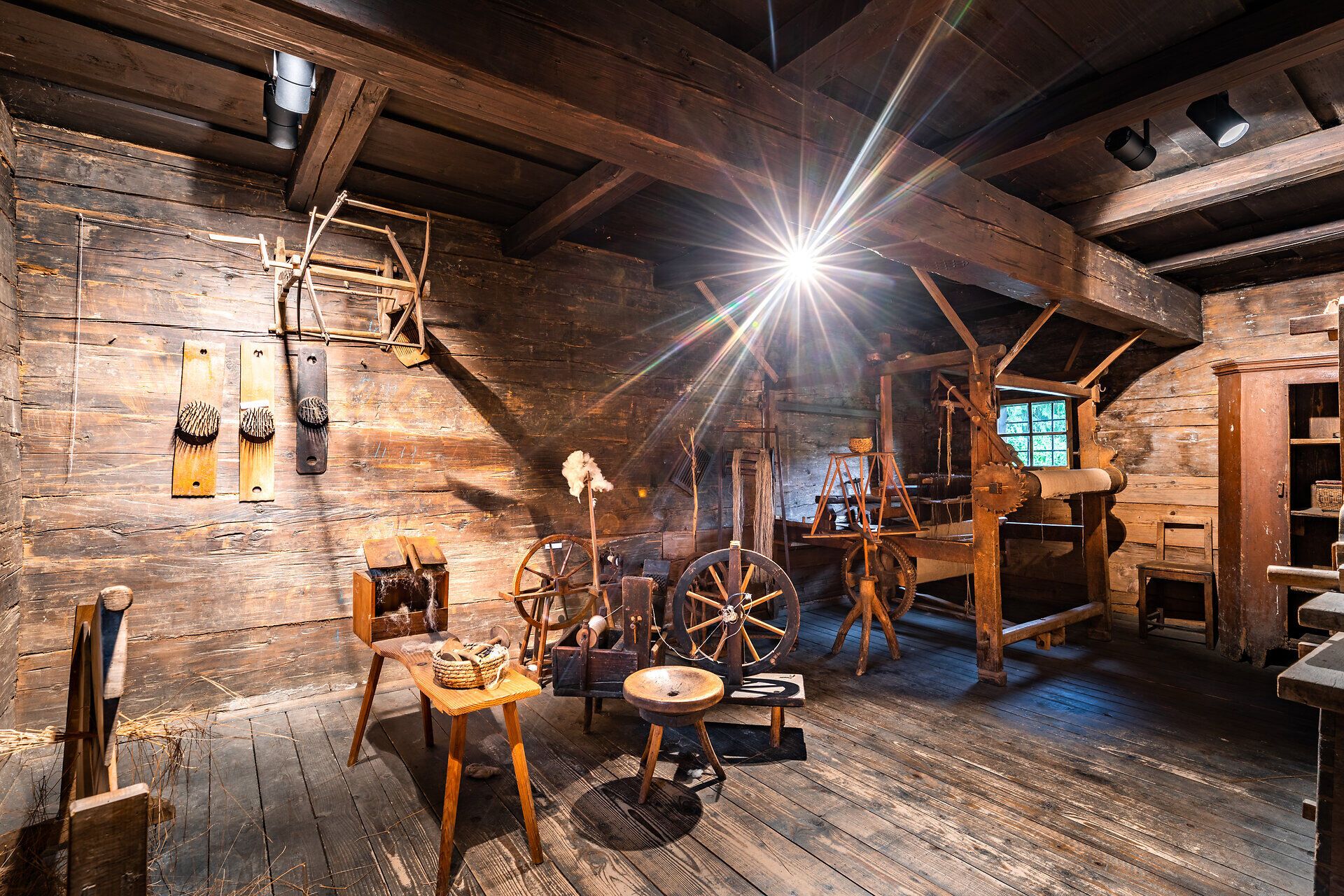 In einer alten Werkstatt befinden sich Holzgeräte und Spinnräder im Museumsdorf Krumbach