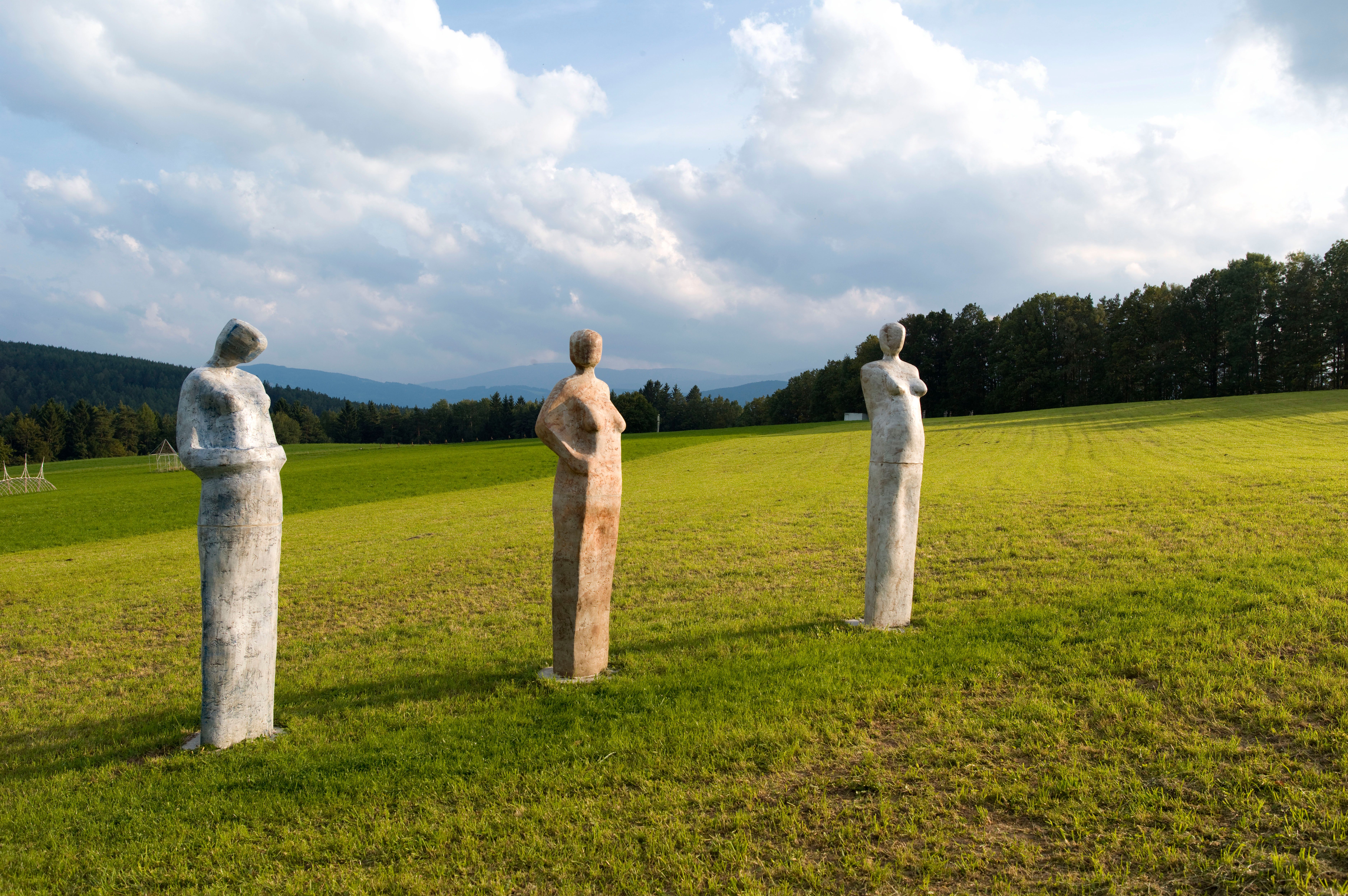 Inmitten der sanften Hügel und weitläufigen Wiesen entfaltet sich eine harmonische Verbindung von Kunst und Natur. Die skulpturalen Elemente fügen sich nahtlos in die malerische Landschaft ein und laden dazu ein, die Schönheit der Umgebung zu erkunden. Hier, wo die frische Luft und das sanfte Licht eine beruhigende Atmosphäre schaffen, wird jeder Besuch zu einem unvergesslichen Erlebnis.