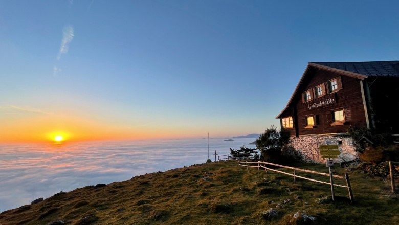 Gl&auml;ndh&uuml;tte beim Sonnenaufgang, &copy; Wiener Alpen/Lechner