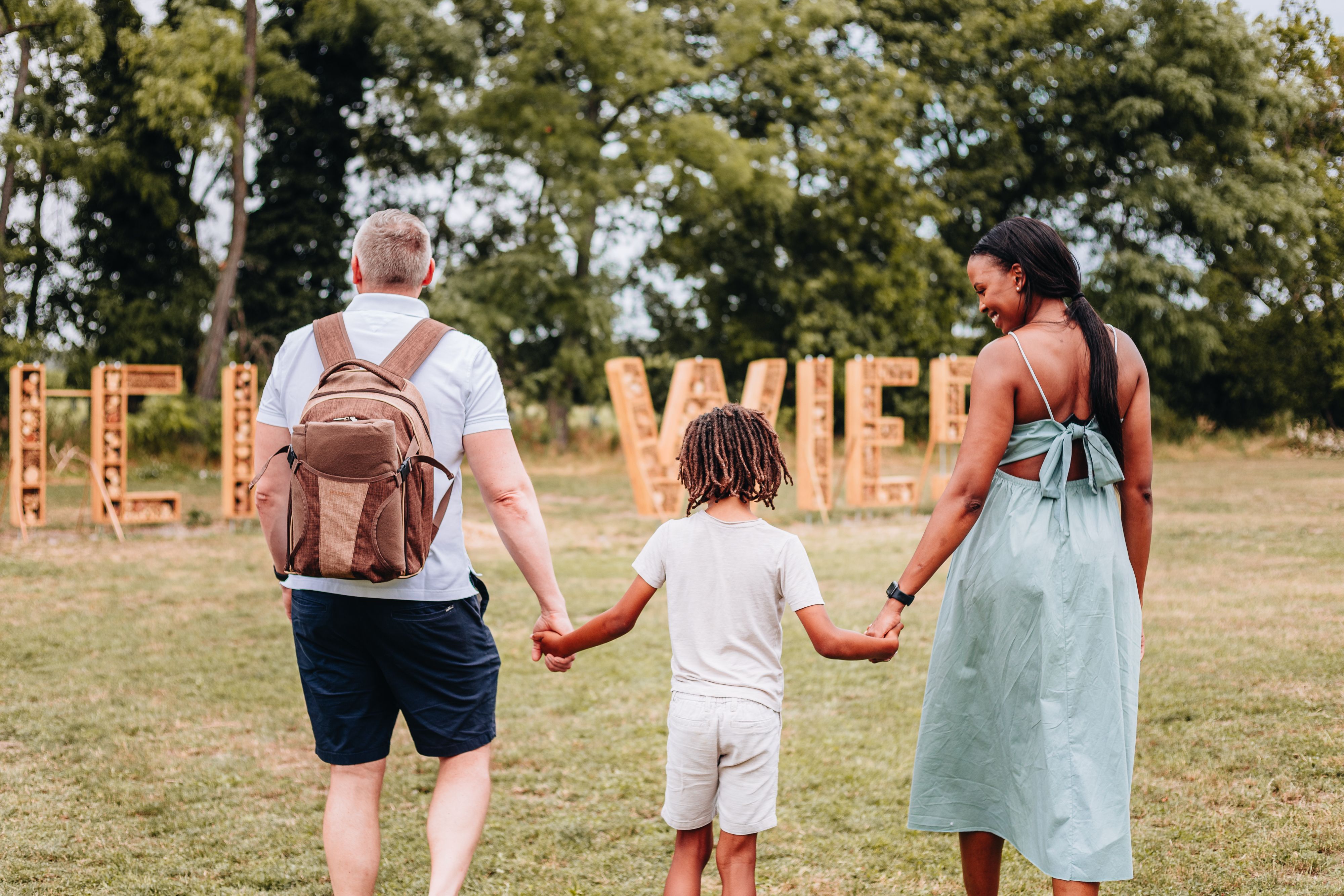 Familie stehend auf der Picknickwiese 
