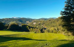 Blick über den Golfclub Semmering zum Schneeberg